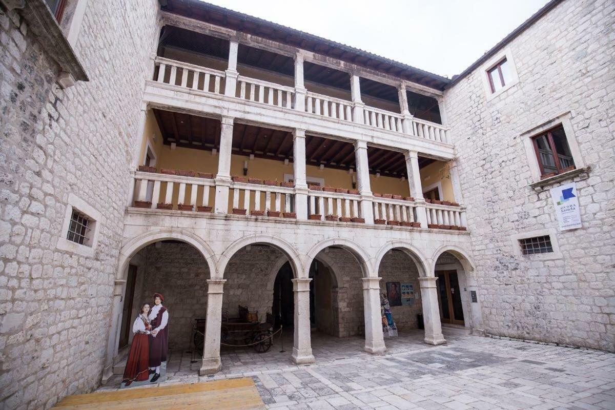 Soba Za Odmor Nika Hotel Kastela Exterior photo